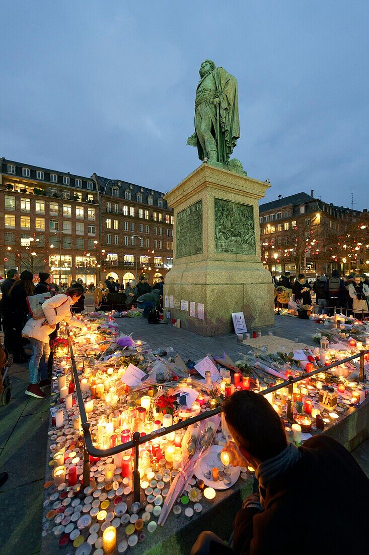 Frankreich, Bas Rhin, Straßburg, Altstadt, die von der UNESCO zum Weltkulturerbe erklärt wurde, Weihnachten in Straßburg, Kleberstatue auf dem Place Kleber, Kerzen zum Gedenken an die Opfer des Anschlags vom 11. Dezember 2018 auf dem Weihnachtsmarkt in Straßburg