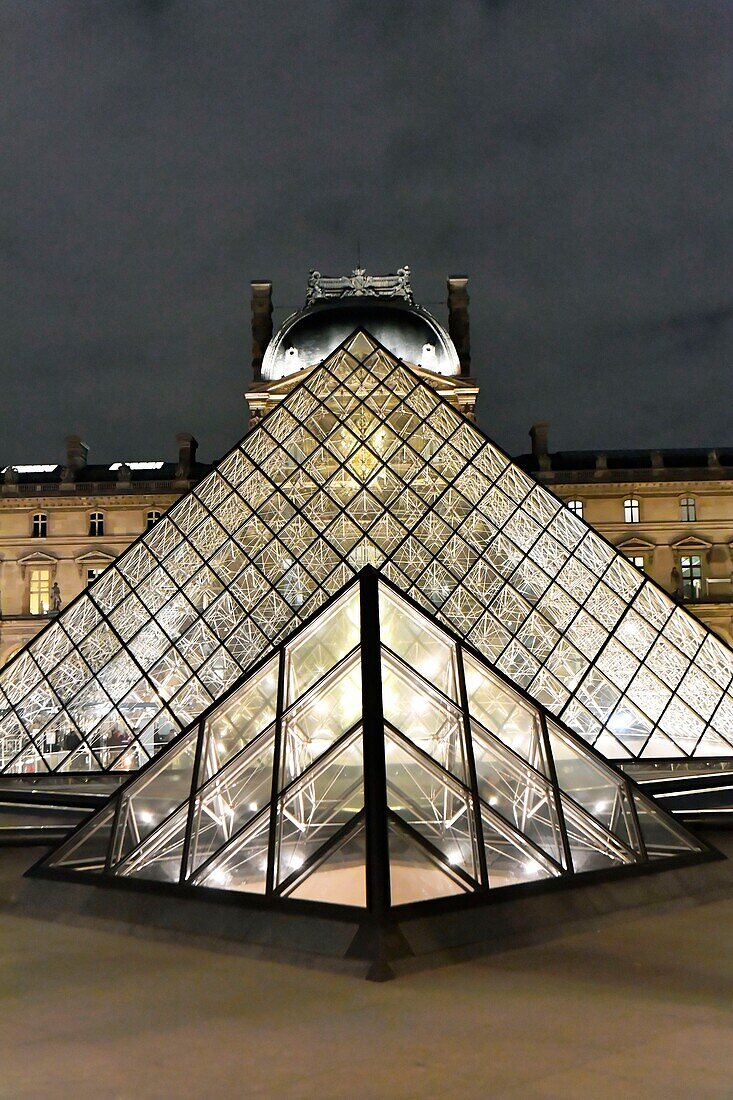 France, Paris, UNESCO World Heritage Site, the Pyramid of the Louvre by the architect Ieoh Ming Pei and facade of the Richelieu Pavilion in the Napoleon courtyard