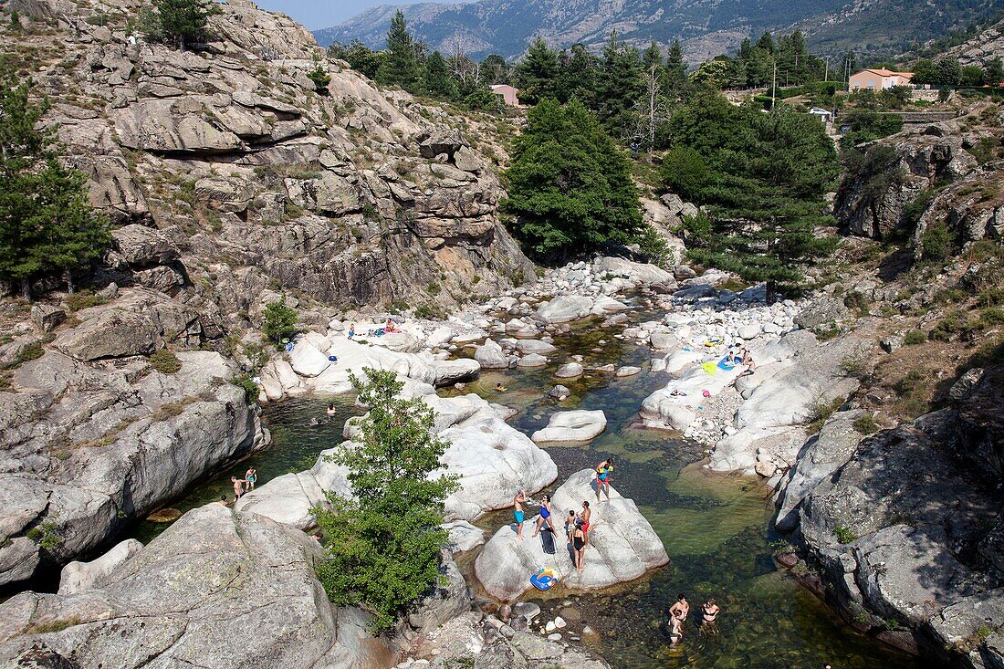 Frankreich, Haute Corse, Albertacce, Schwimmen im Fluss Golo