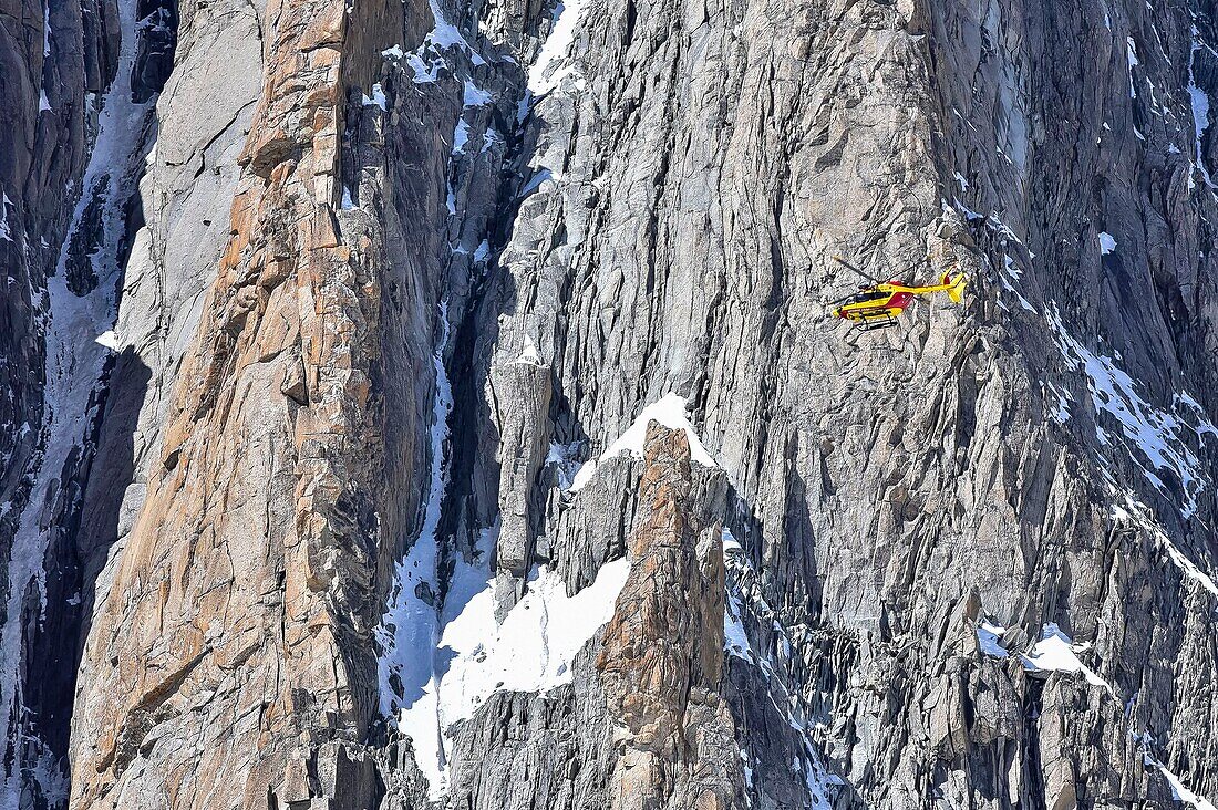 Frankreich, Haute Savoie, Mont-Blanc-Massiv, Chamonix Mont Blanc, Rettungsarbeiten der PGHM: Gendarmeriezug Hochgebirge, Hubschrauber-Rettungseinsatz in einer Eisrutsche Mont Blanc du Tacul