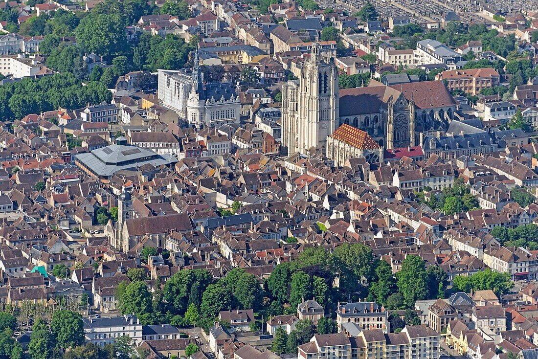 Frankreich, Yonne, Stadt Sens, Das Rathaus und die Kathedrale Saint Etienne (Luftaufnahme)