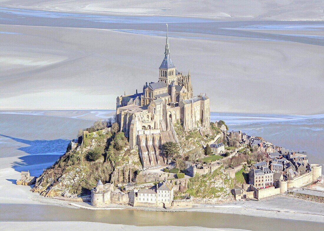 Frankreich, Manche, Bucht des Mont Saint Michel, von der UNESCO zum Weltkulturerbe erklärt, der Mont Saint Michel (Luftaufnahme)