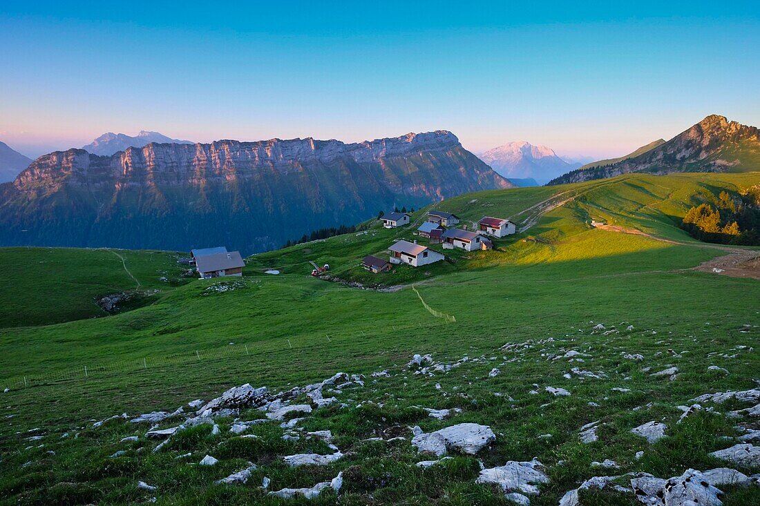 Frankreich, Haute Savoie, Entremont, Sonnenaufgang auf den Auges-Chalets