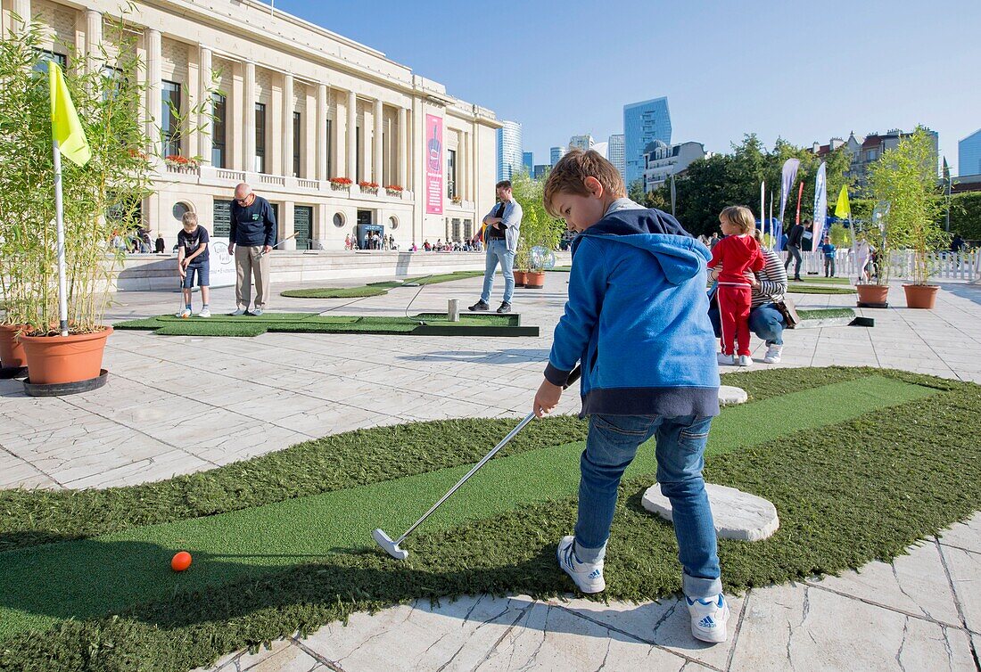 Frankreich, Hauts de Seine, Puteaux, Einführung in den Golfsport