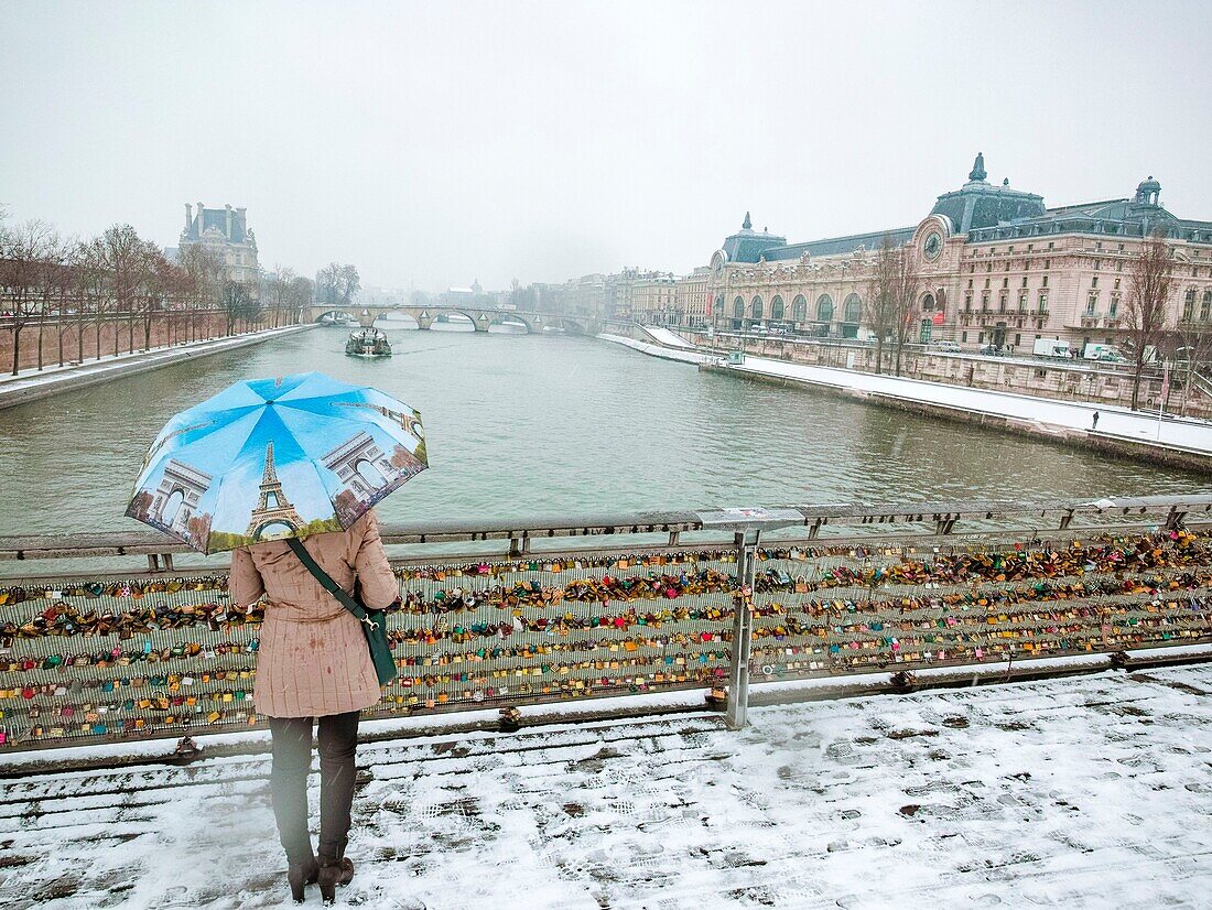 Frankreich, Paris, die Leopold-Sedar-Senghor-Fußgängerbrücke unter dem Schnee und die Ufer der Seine, die von der UNESCO zum Weltkulturerbe erklärt wurden
