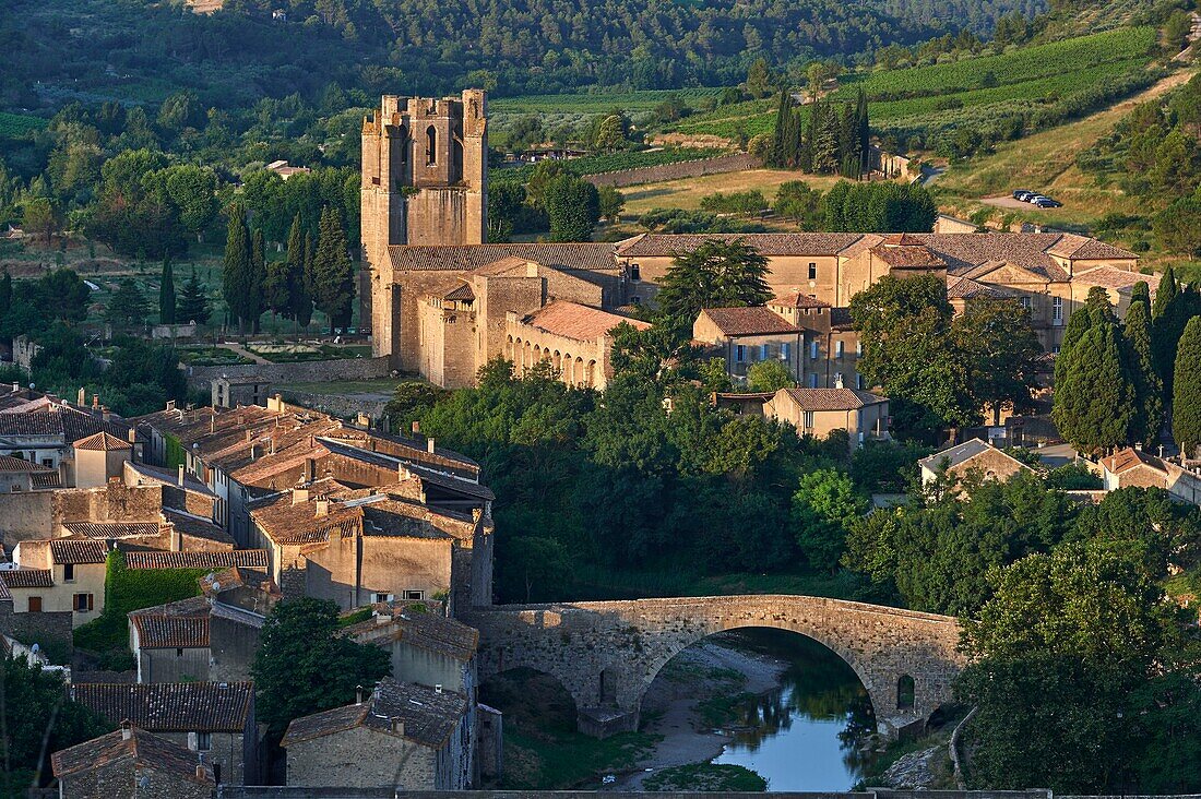Frankreich, Aude, Lagrasse, Die schönsten Dörfer Frankreichs, mittelalterliche Stadt, die Abtei Lagrasse und die alte Brücke