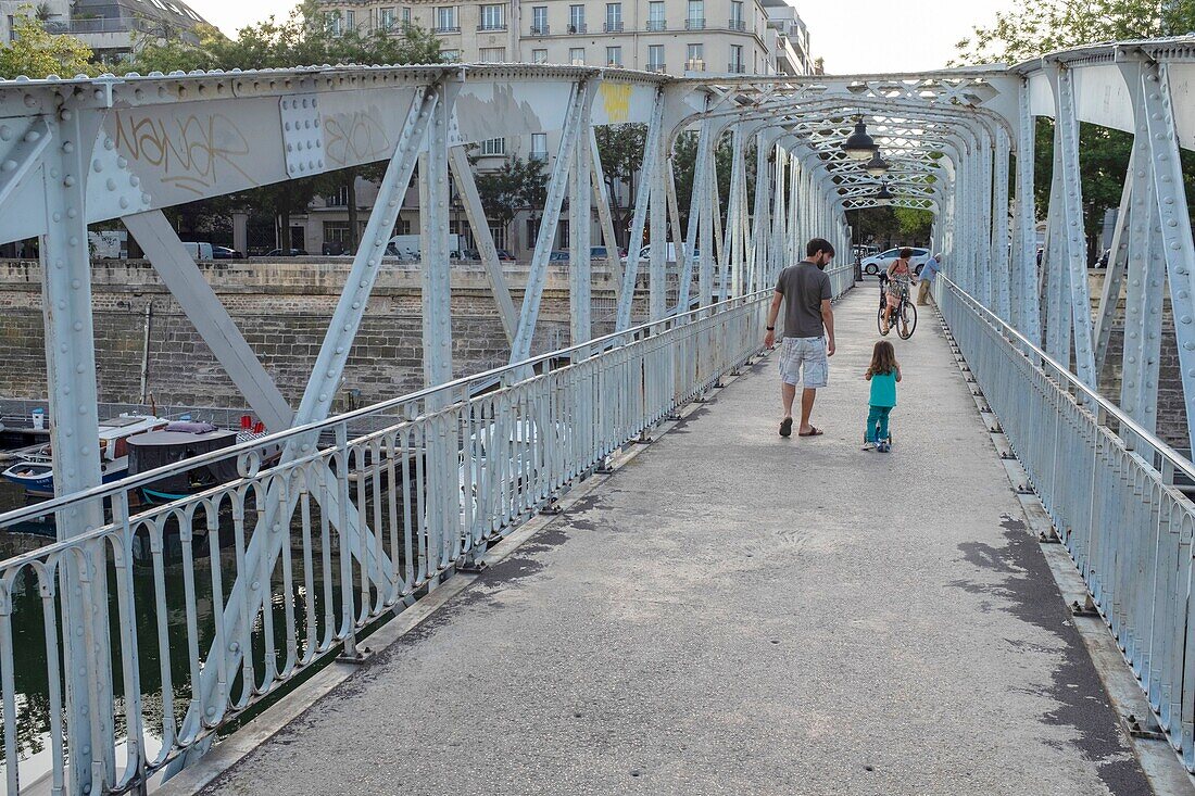 Frankreich, Paris, das Bassin de l'Arsenal und die Fassaden des Boulevard Bourbon, Passerelle de Mornay (Mornay-Fußgängerbrücke)