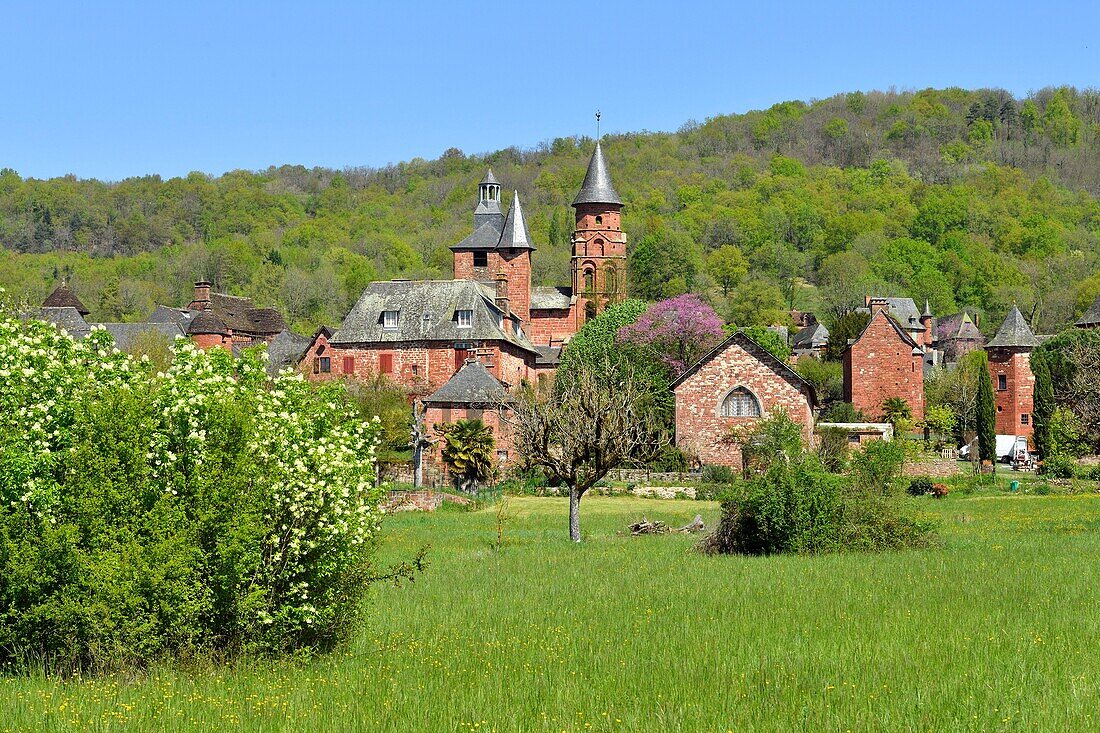 Frankreich, Correze, Collonges la Rouge, Bezeichnung Les Plus Beaux Villages de France (Die schönsten Dörfer Frankreichs), Dorf aus rotem Sandstein, Kirche St. Pierre