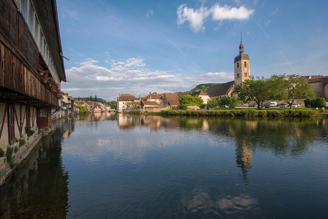 Frankreich, Doubs, Loue-Tal, Dorf Ornans, Spiegel der Loue und Kirche Saint Laurent