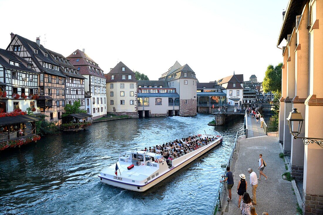 Frankreich, Bas Rhin, Straßburg, von der UNESCO zum Weltkulturerbe erklärte Altstadt, Stadtteil Petite France, Schleuse an der Ill zum Quai des Moulins