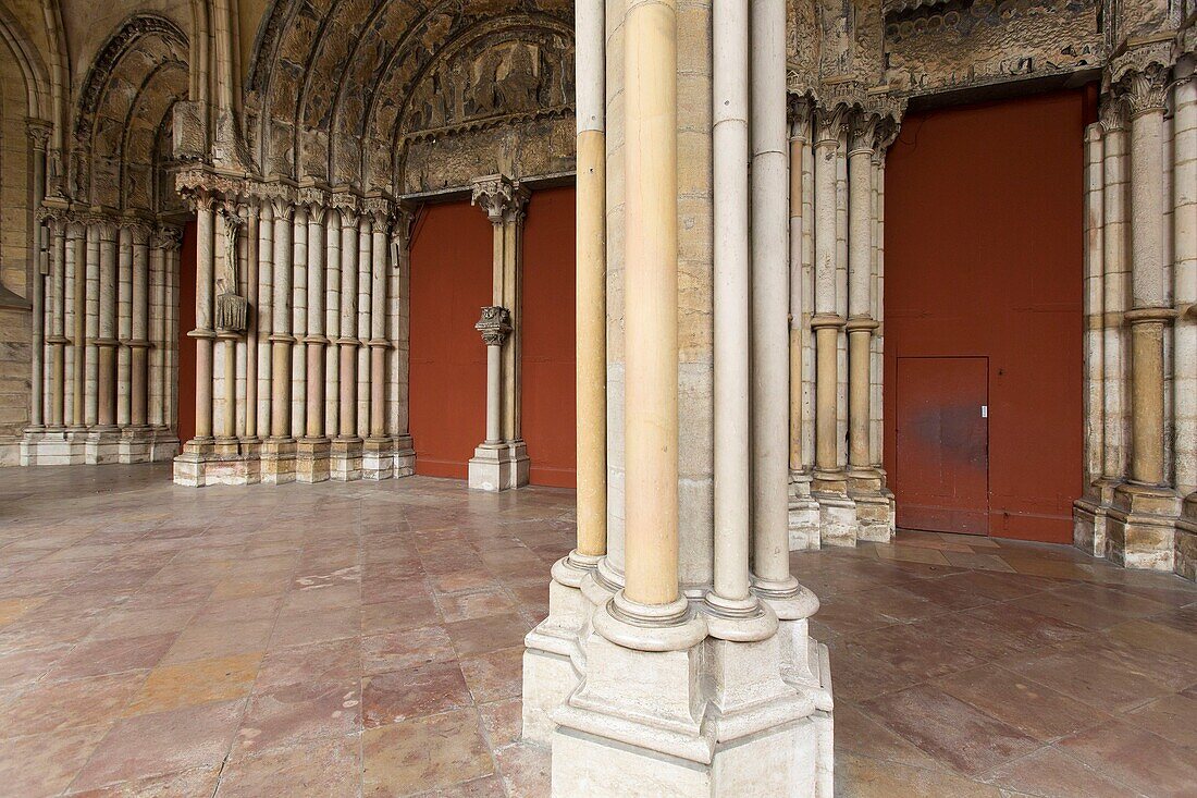 Frankreich, Cote d'Or, Kulturlandschaft der burgundischen Klimazonen, die von der UNESCO zum Weltkulturerbe erklärt wurde, Dijon, die Veranda der Westfassade der Kirche Notre Dame de Dijon