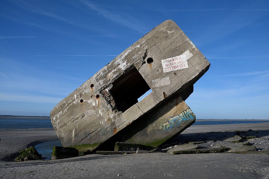 Frankreich, Somme, Baie de Somme, Cayeux sur Mer, La Pointe du Hourdel, am Strand gestrandeter Bunker