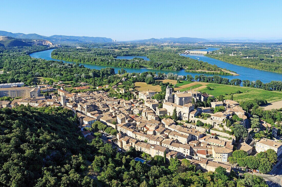 Frankreich, Ardeche, Viviers, Zentralschleuse von Chateauneuf du Rhone an der Rhone im Hintergrund (Luftaufnahme)