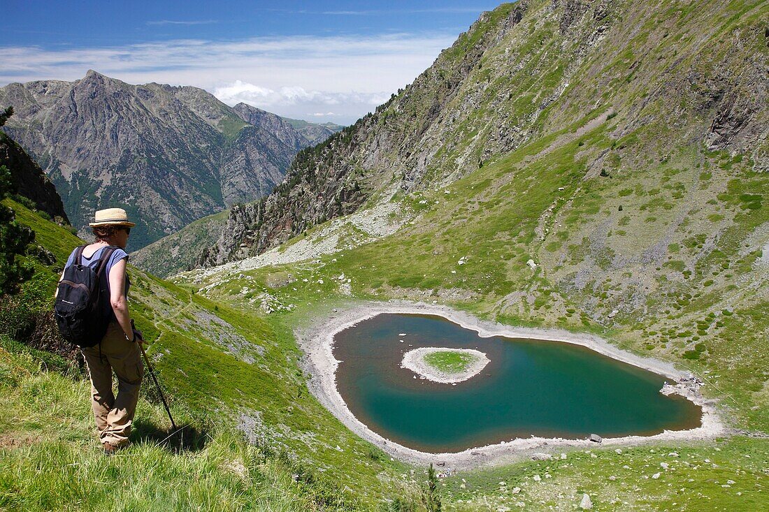 Frankreich, Isere, Lavaldens, Wanderin oberhalb des Rif bruyant-Sees