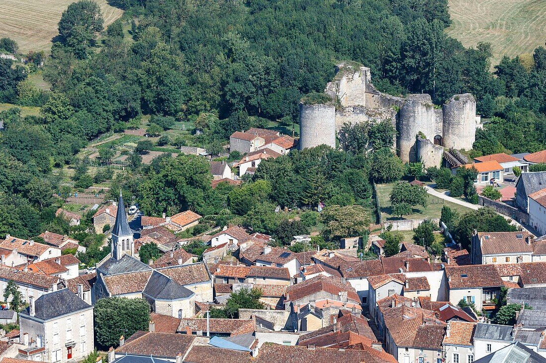 Frankreich, Vienne, Gencay, das Dorf und die Burgruine (Luftaufnahme)