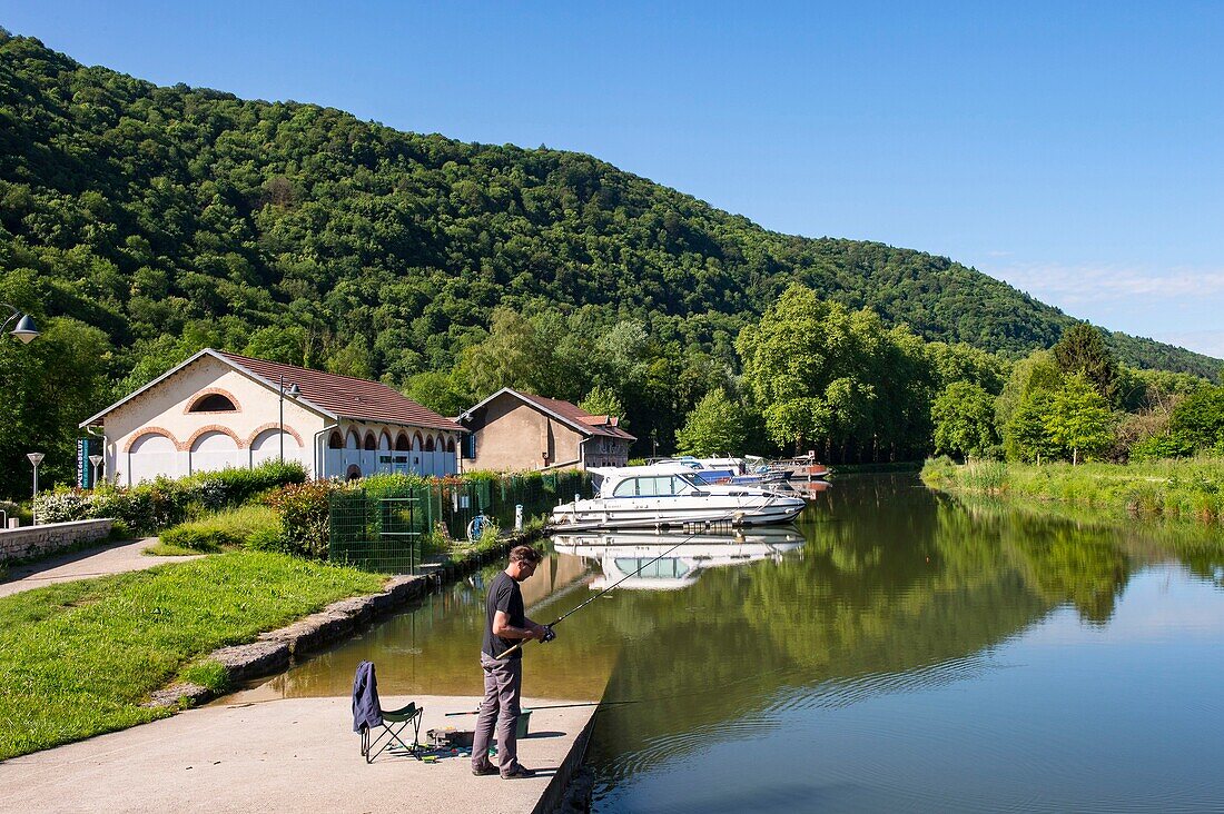 Frankreich, Doubs, Baumes Les Dames, veloroute, euro bike 6, der Rhein-Kanal Rhone durch das charmante Dorf Deluz, hier der Flusshafen und Angler