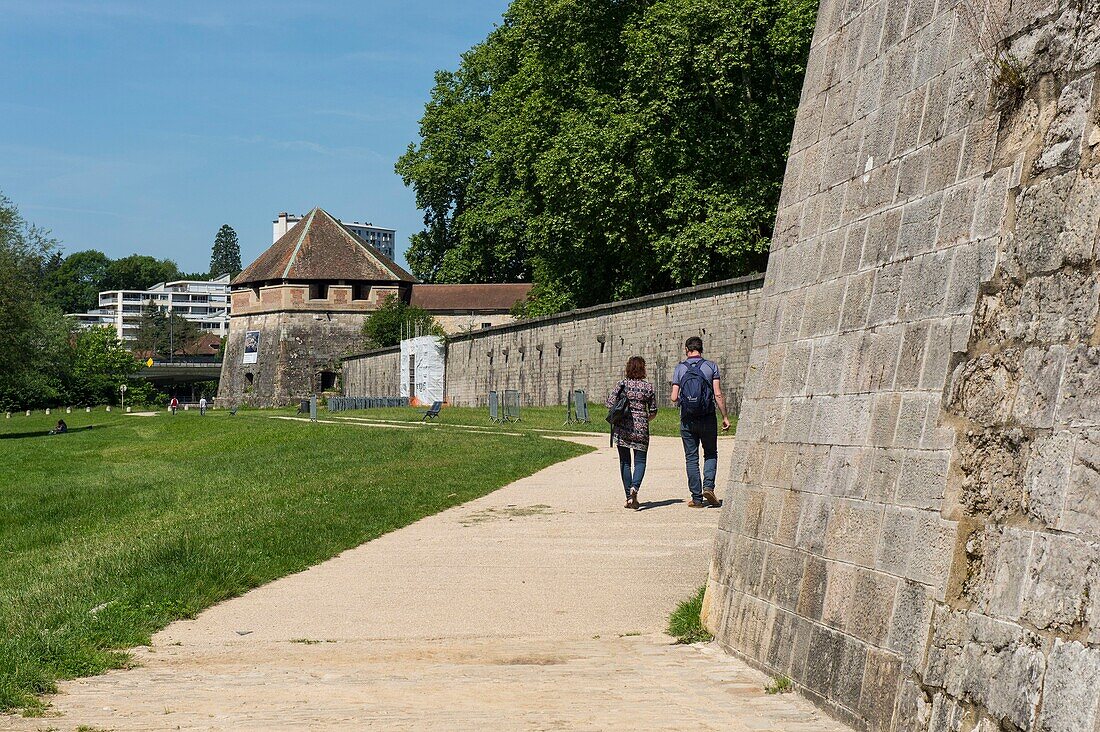 Frankreich, Doubs, Besancon, Vauban-Festungsanlagen, die Wälle entlang des Doubs und der Chamars-Turm