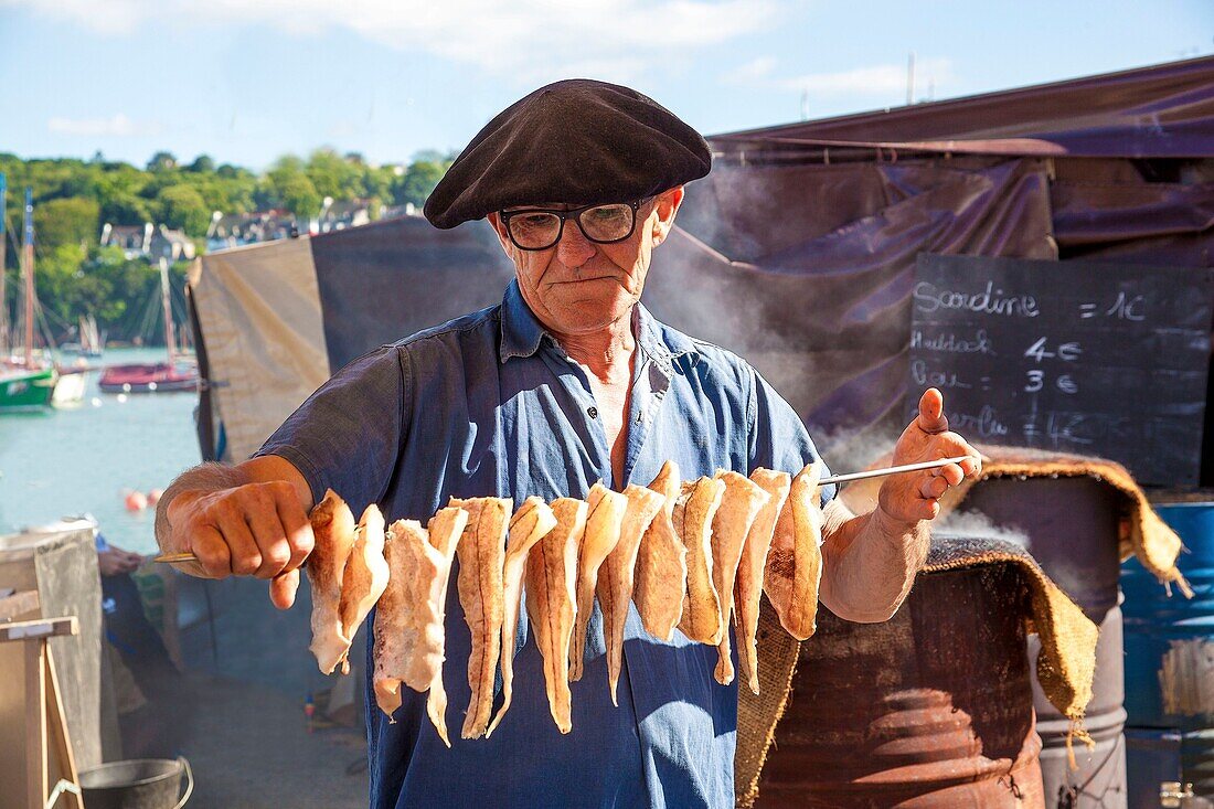 Frankreich, Finistere, Douarnenez, Festival Maritime Temps Fête, Räuchern von Schellfisch im Hafen von Rosmeur