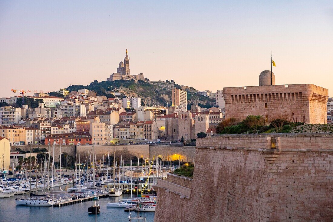 Frankreich, Bouches du Rhone, Marseille, der alte Hafen, Fort Saint Jean und die Basilika Notre Dame de la Garde