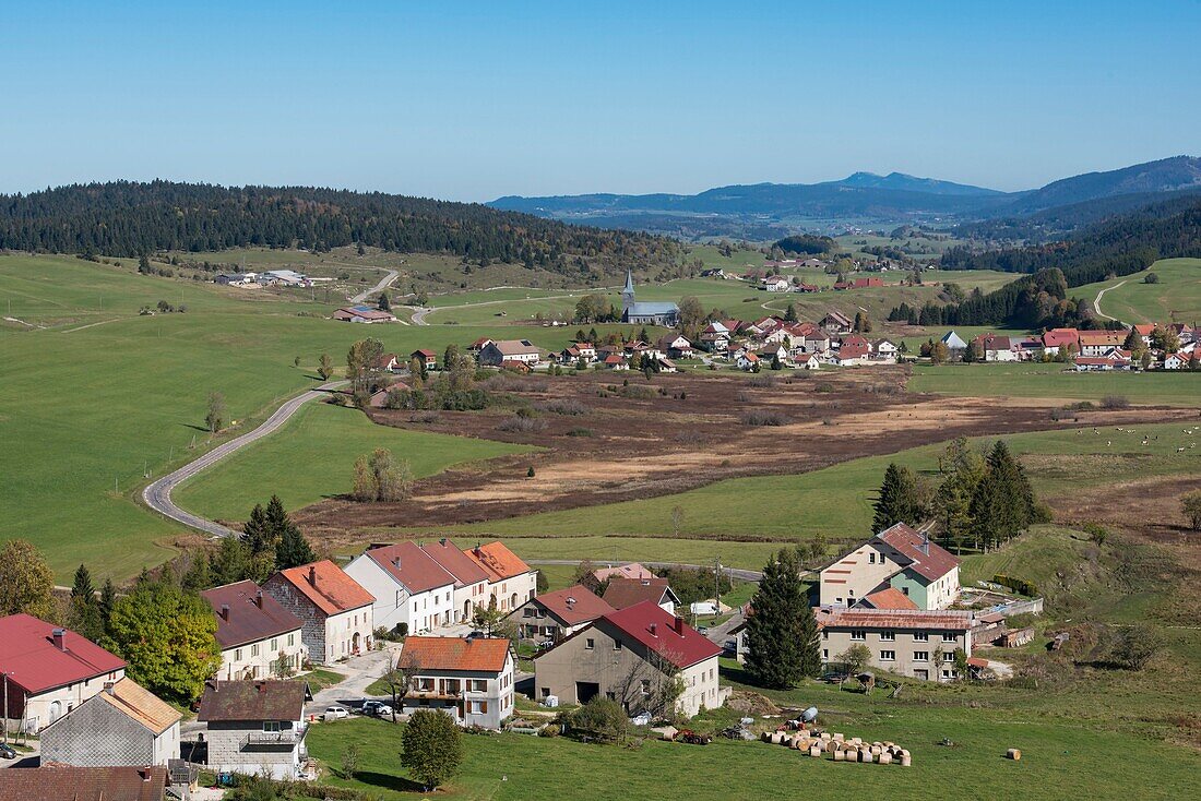 Frankreich, Doubs, an der Spitze des Doubs das Dorf Chatelblanc