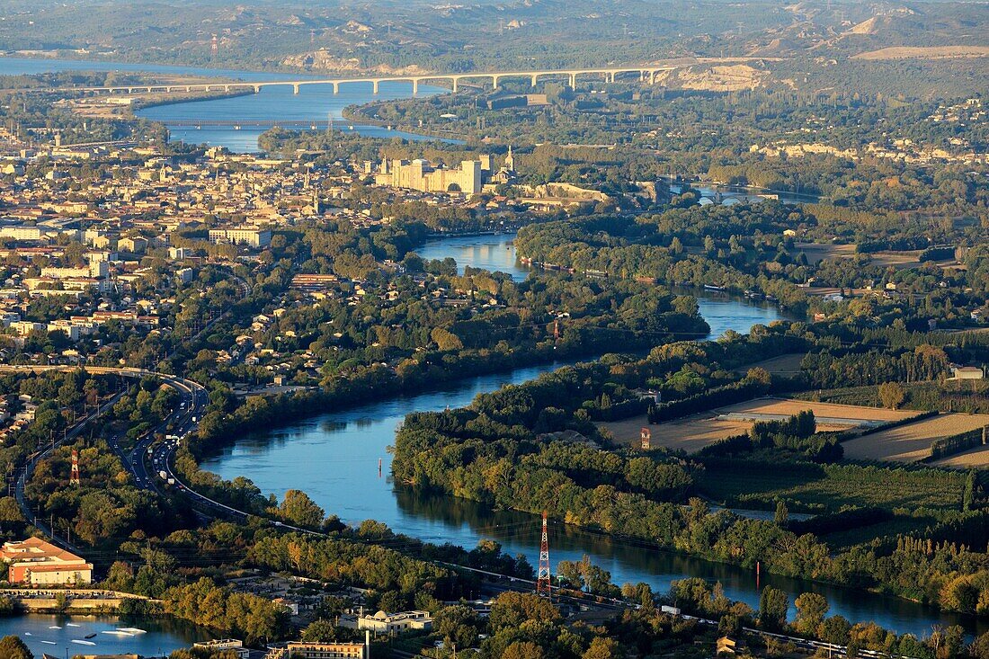 Frankreich, Gard, Sauveterre, Damm und Zentral-Sauveterre an der Rhone (Luftaufnahme)
