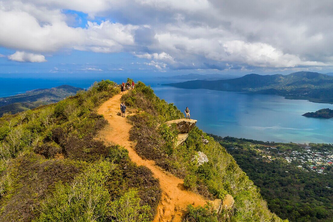 Frankreich, Insel Mayotte (französisches Überseedepartement), Grande Terre, Waldreservat Südkreta (Reserve Forestiere des Cretes du Sud), Wanderer auf dem Gipfel des Choungui (594 m) und die Bucht von Boueni im Hintergrund (Luftaufnahme)