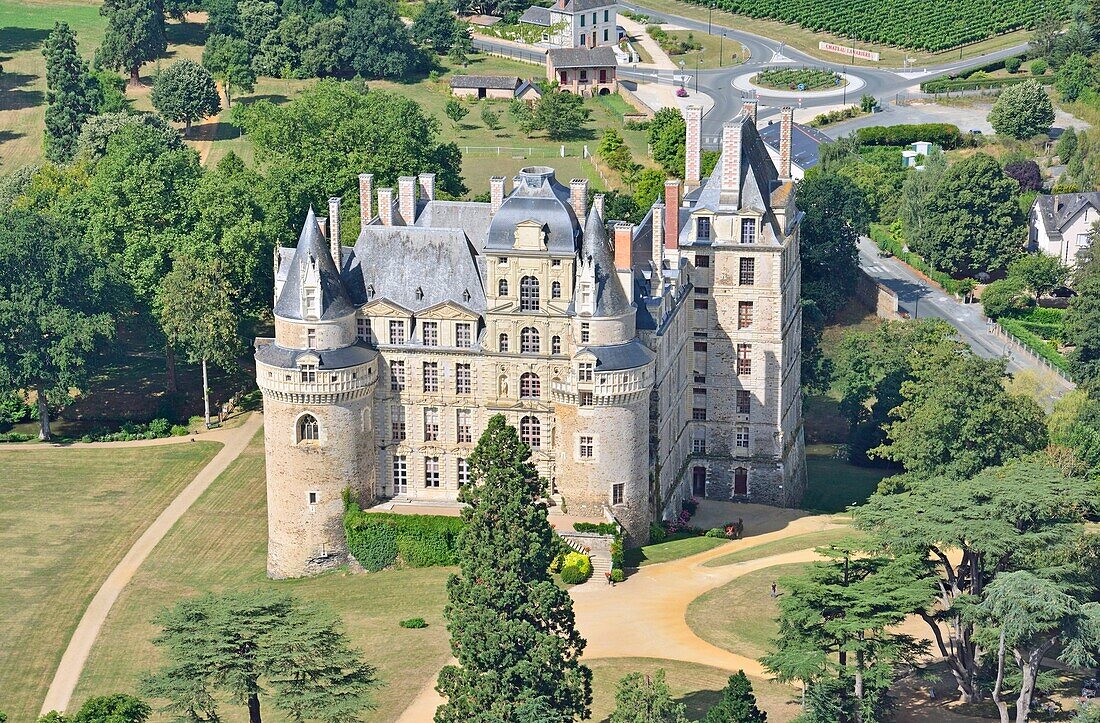 Frankreich, Maine et Loire, Brissac Quince, Chateau de Brissac (Luftaufnahme)