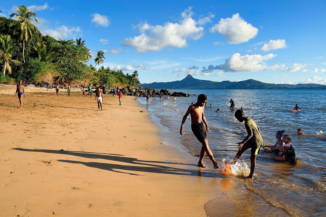 Frankreich, Insel Mayotte (französisches Überseedepartement), Grande Terre, Sada, Kinder spielen Fußball am Strand von Tahiti (Mtsagnougni) in der Bucht von Boueni