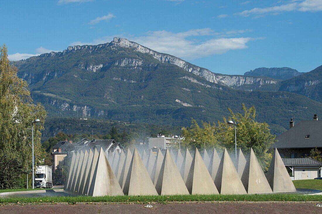 Frankreich, Savoie, Chambery, Cognin, der Pyramidenbrunnen und das Bauges-Massiv