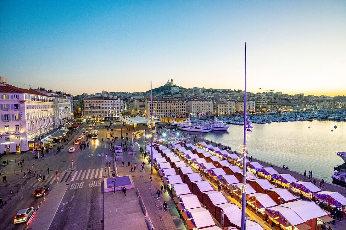 Frankreich, Bouches du Rhone, Marseille, der alte Hafen, die Ombre, der Weihnachtsmarkt, die Basilika Notre Dame (Luftaufnahme)