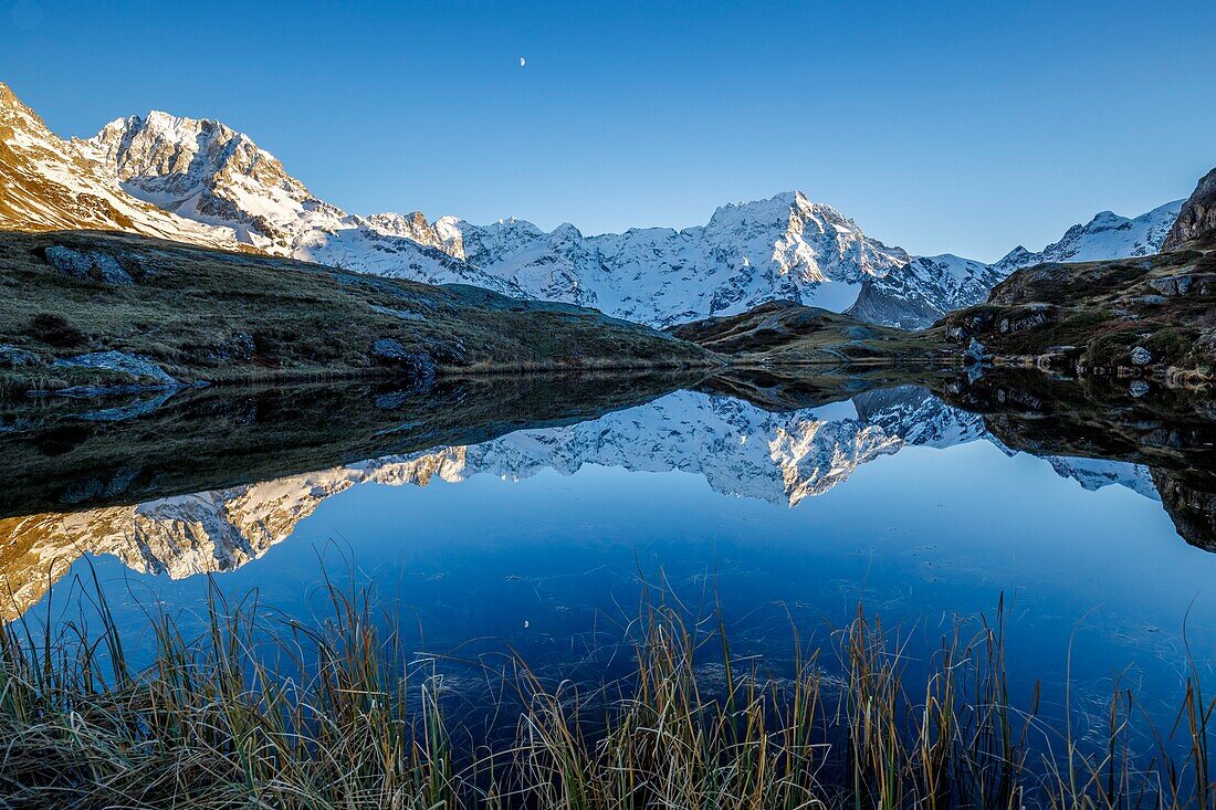 Frankreich, Hautes Alpes, Nationalpark Ecrins, Tal von Valgaudemar, La Chapelle en Valgaudémar, Spiegelung von Sirac (3441m) auf dem See von Lauzon (2008m), links der Gipfel Jocelme (3458m)