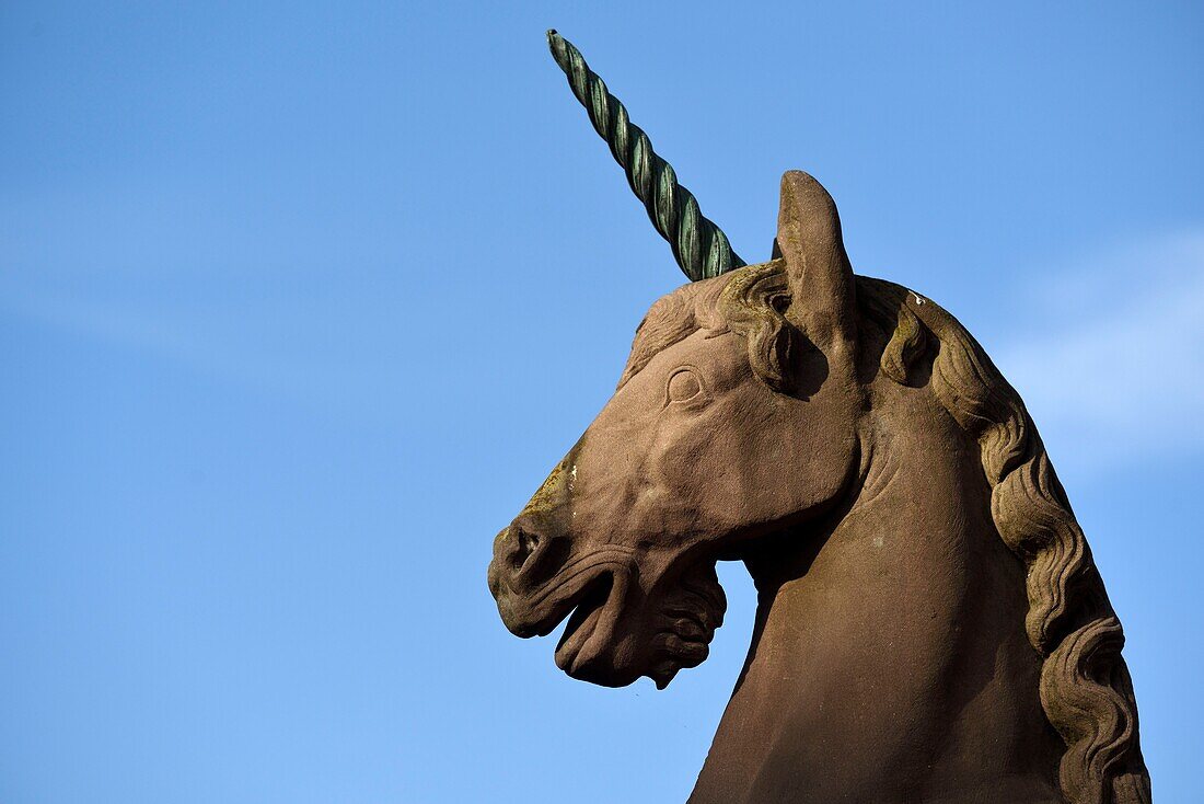 Frankreich, Bas Rhin, Saverne, Place du General de Gaulle, Brunnen des Einhorns, Wahrzeichen der Stadt, Skulptur von 1837