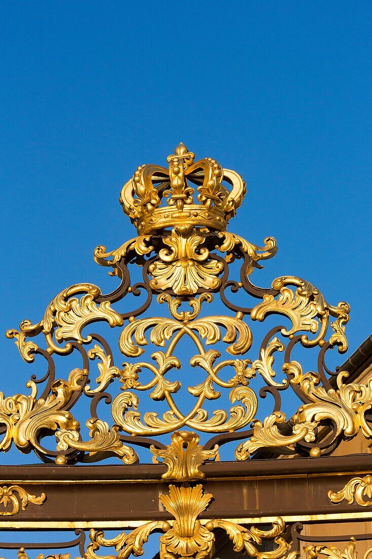 Frankreich, Meurthe et Moselle, Nancy, Stanislas-Platz (ehemaliger königlicher Platz), erbaut von Stanislas Leszczynski, König von Polen und letzter Herzog von Lothringen im 18. Jahrhundert, von der UNESCO zum Weltkulturerbe erklärt, Metalltor und Geländer mit Blattgold überzogen von Jean Lamour