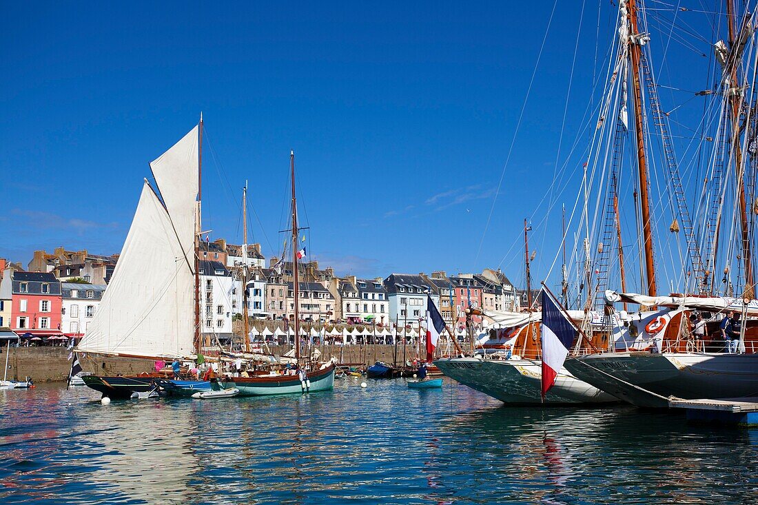 Frankreich, Finistere, Douarnenez, Festival Maritime Temps Fête, Segelboote und alte Takelage am Hafen von Rosmeur