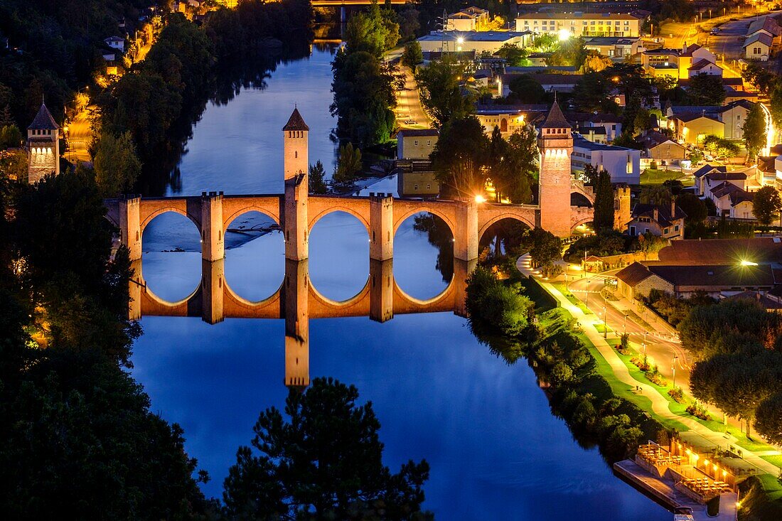 Frankreich, Quercy, Lot, Cahors, Die Valentre-Brücke über den Fluss Lot, aus dem 14. Jahrhundert, auf der Welterbeliste der UNESCO