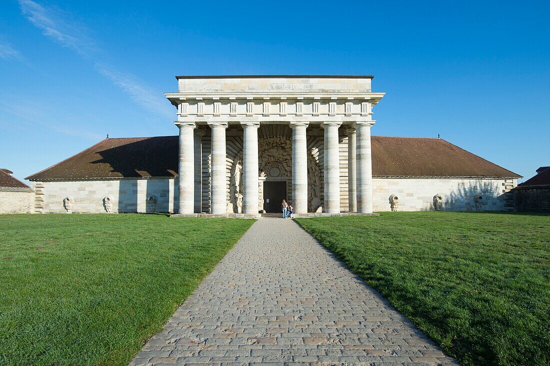 Frankreich, Doubs, Arc und Senans, in der königlichen Saline, die von der UNESCO zum Weltkulturerbe erklärt wurde, die Veranda des Eingangs