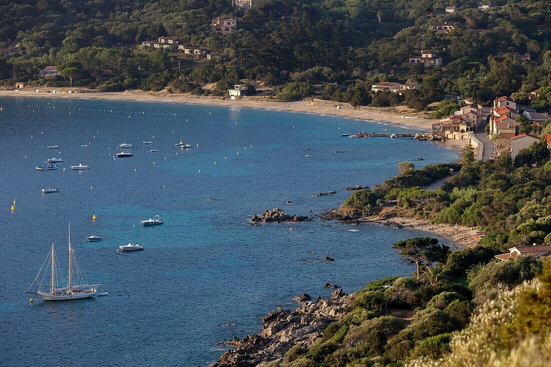 Frankreich, Corse du Sud, Belvedère Campomoro, Campomoro, das Dorf und der Strand