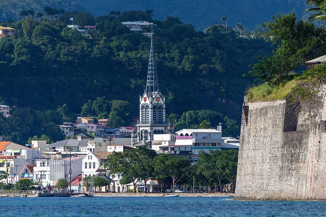 Martinique, Karibisches Meer, Bucht von Fort de France mit Blick auf die Stadt, die Uferpromenade, das Fort Saint-Louis Malecon und die Savanne und eines der Docks von Fort de France, Glockenturm der Kathedrale Saint-Louis kürzlich renoviert