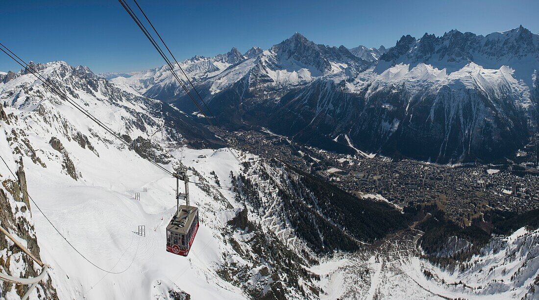 Frankreich, Haute Savoie, Mont-Blanc-Massiv, Chamonix-Skigebiet auf der Seite der Roten Nadeln, Ankunftsstation der Brevent-Seilbahn, Panoramablick in der Seilbahn und auf die Aiguille Verte