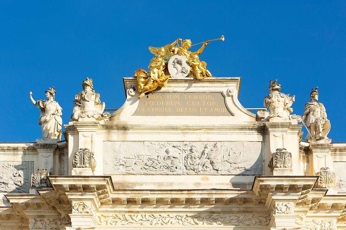 Frankreich, Meurthe et Moselle, Nancy, Stanislas-Platz (ehemaliger königlicher Platz), erbaut von Stanislas Leszczynski, König von Polen und letzter Herzog von Lothringen im 18. Jahrhundert, von der UNESCO zum Weltkulturerbe erklärt, Detail der Skulpturen auf dem Arc de Here (Here-Bogen), genannt Groupe de la Renommee