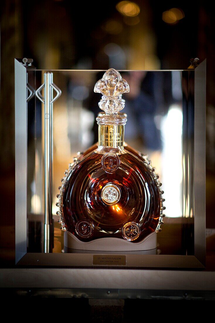Frankreich, Paris, Werbung für Louis XIII Cognac jeroboam