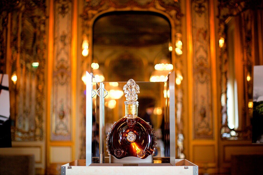 Frankreich, Paris, Werbung für Louis XIII Cognac jeroboam