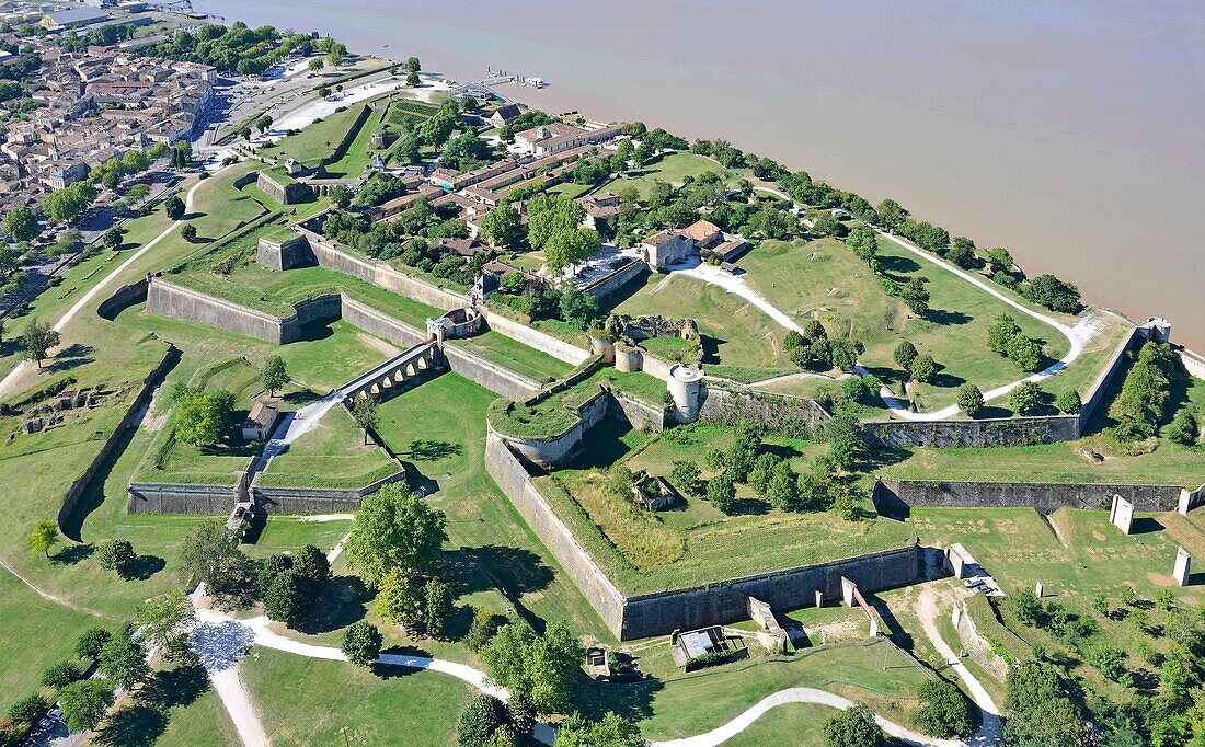 Frankreich, Gironde, Blaye, die Zitadelle von Vauban, die von der UNESCO zum Weltkulturerbe erklärt wurde, und die Mündung der Gironde (Luftaufnahme)