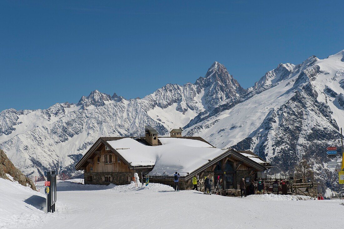 Frankreich, Haute Savoie, Mont-Blanc-Massiv, Skigebiet von Chamonix Seite Nadeln Rouges Brevent, an der Spitze der Kabinenbahn von Planpraz, das Restaurant la Bergerie und Nadel Chardonnet