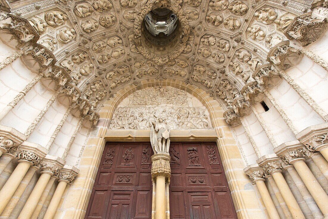 Frankreich, Cote d'Or, von der UNESCO zum Weltkulturerbe erklärte burgundische Kulturlandschaft, Dijon, Kirche Saint Michel aus dem 16. Jahrhundert im Stil der Gotik und der Renaissance, die Vorhalle