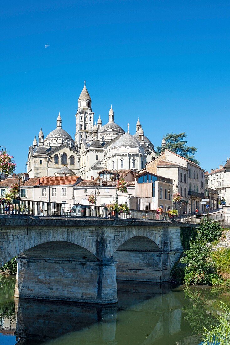 Frankreich, Dordogne, Perigord Blanc, Perigueux, Byzantinische Kathedrale Saint Front, Etappe auf dem Jakobsweg, von der UNESCO zum Weltkulturerbe erklärt, Fluss Isle