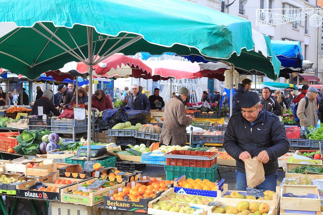 Frankreich, Dordogne, Perigord, Perigueux, Markt, Verkäufer von Obst und Gemüse