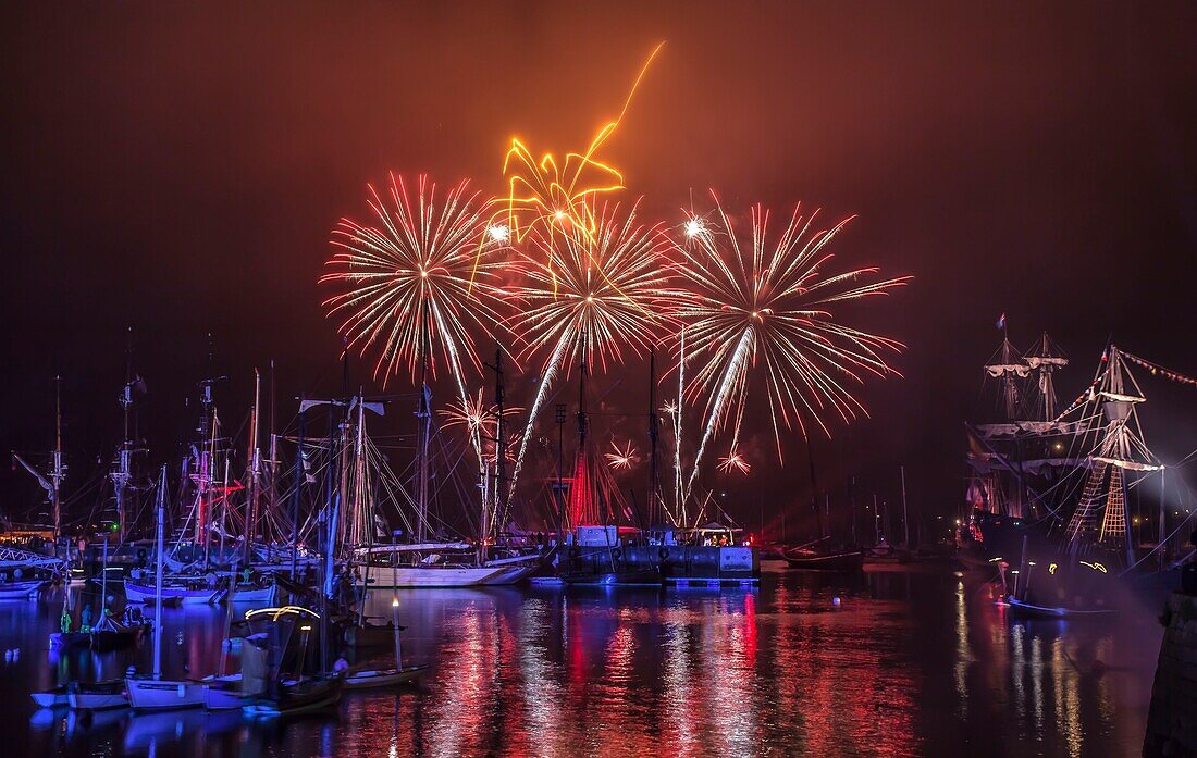 France, Finistere, Douarnenez, Festival Maritime Temps Fête, Fireworks on the port of Rosmeur