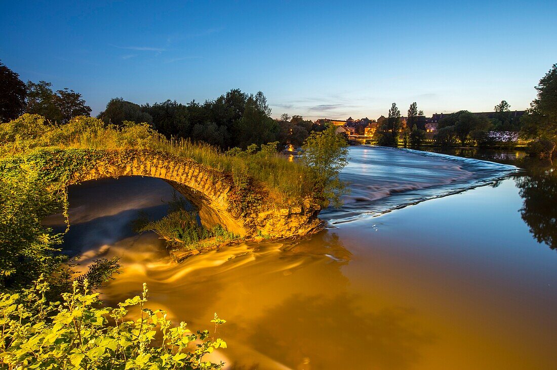 France, Jura, Dole, the Doubs and ruin of the old bridge to the passereelles of poets at dusk