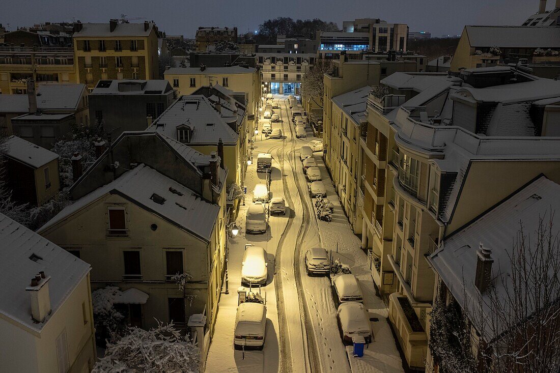 Frankreich, Hauts de Seine, Asnieres sur Seine, Barreau Straße auf Schnee